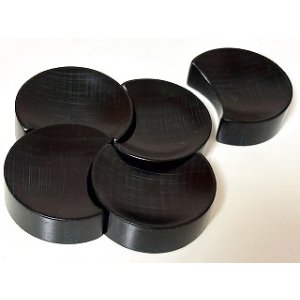 画像2: 拭き漆仕上げ箸置き梅一片　深緑　５個セット (2)